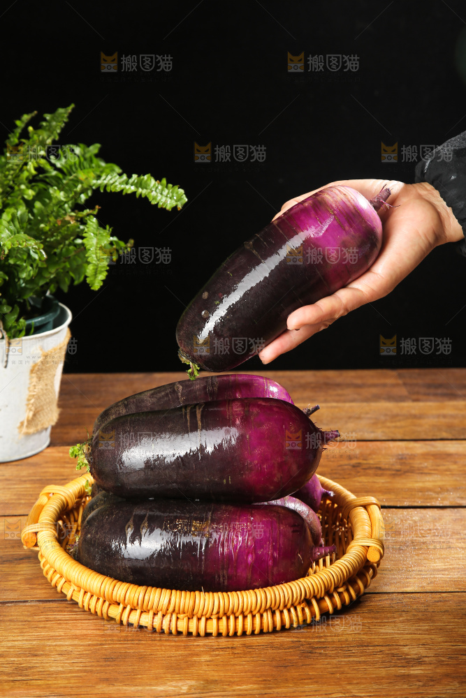 深底上的冰淇凌萝卜