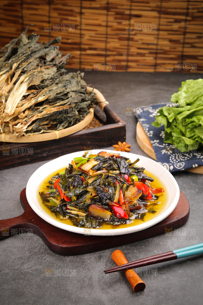盘子里的白菜炒腊肉