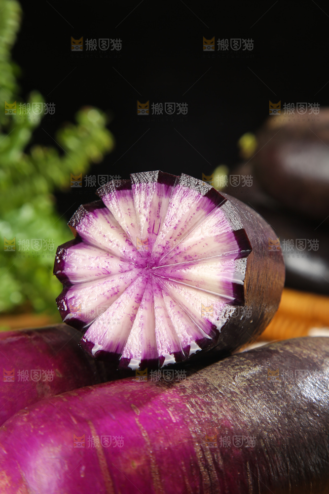 深底上的冰淇凌萝卜