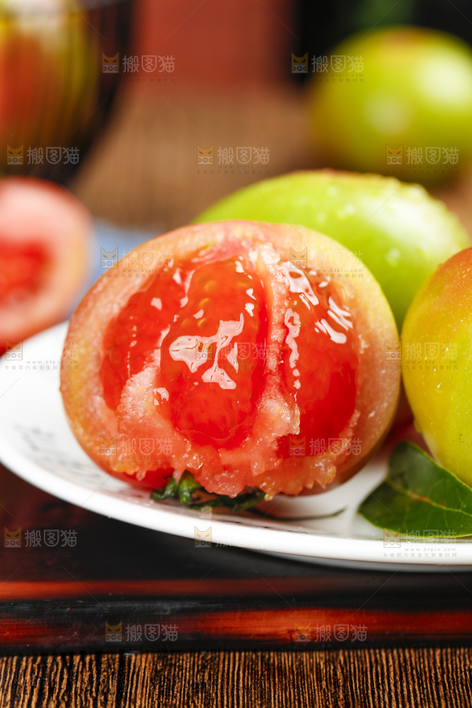 木底上的铁皮西红柿