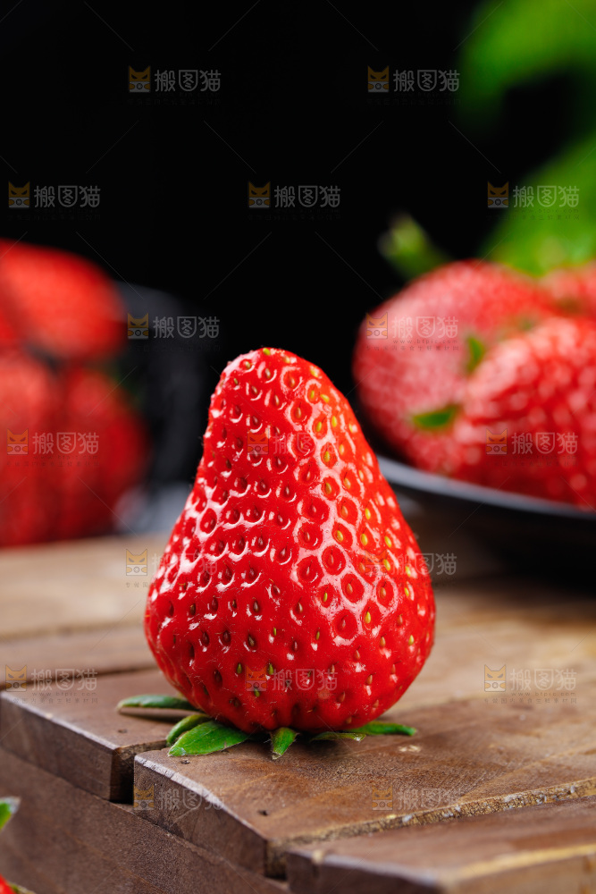 深底上的丹东草莓
