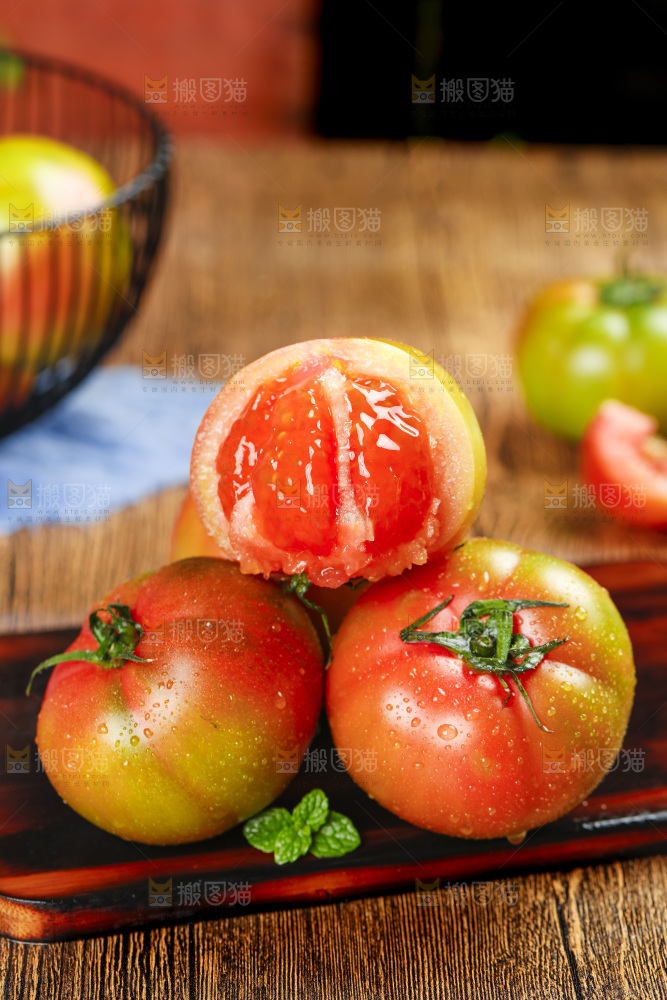 木底上的铁皮西红柿