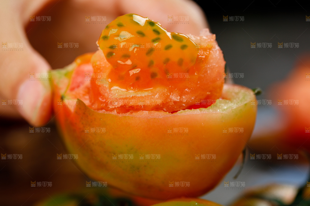 深底上的铁皮西红柿