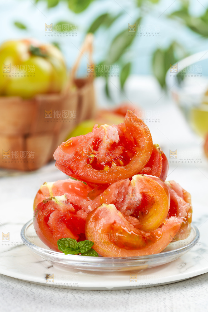 浅底上的铁皮西红柿