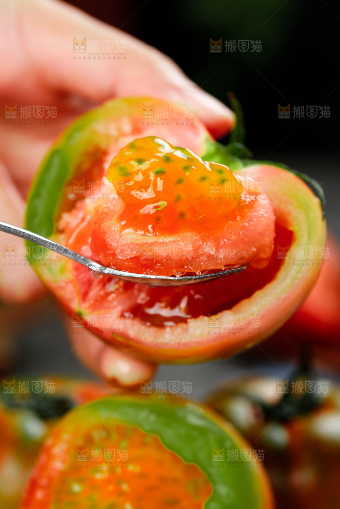 深底上的铁皮西红柿