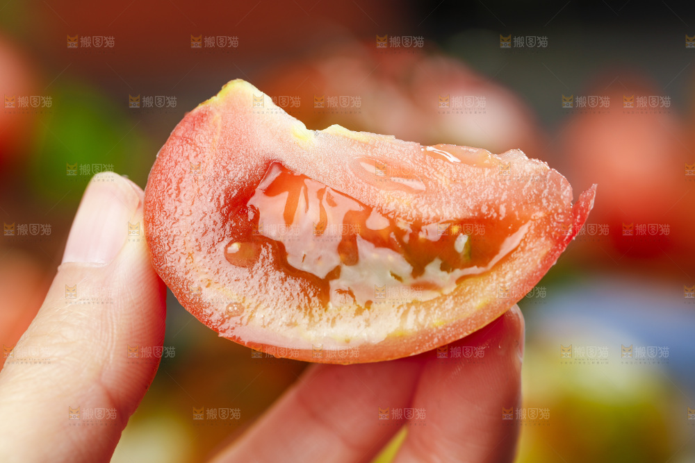深底上的铁皮西红柿