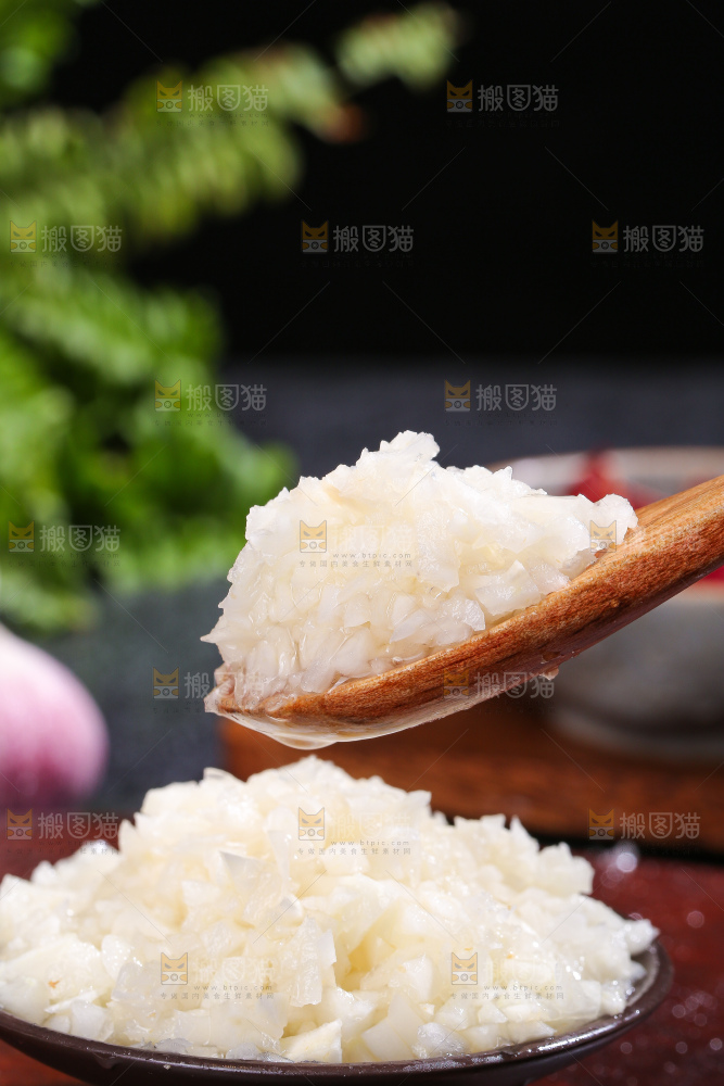 深底上的蒜末