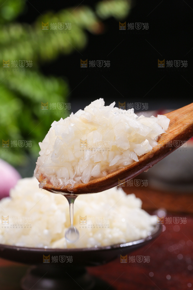 深底上的蒜末