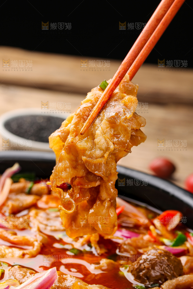 木底上的麻辣羊肉卷