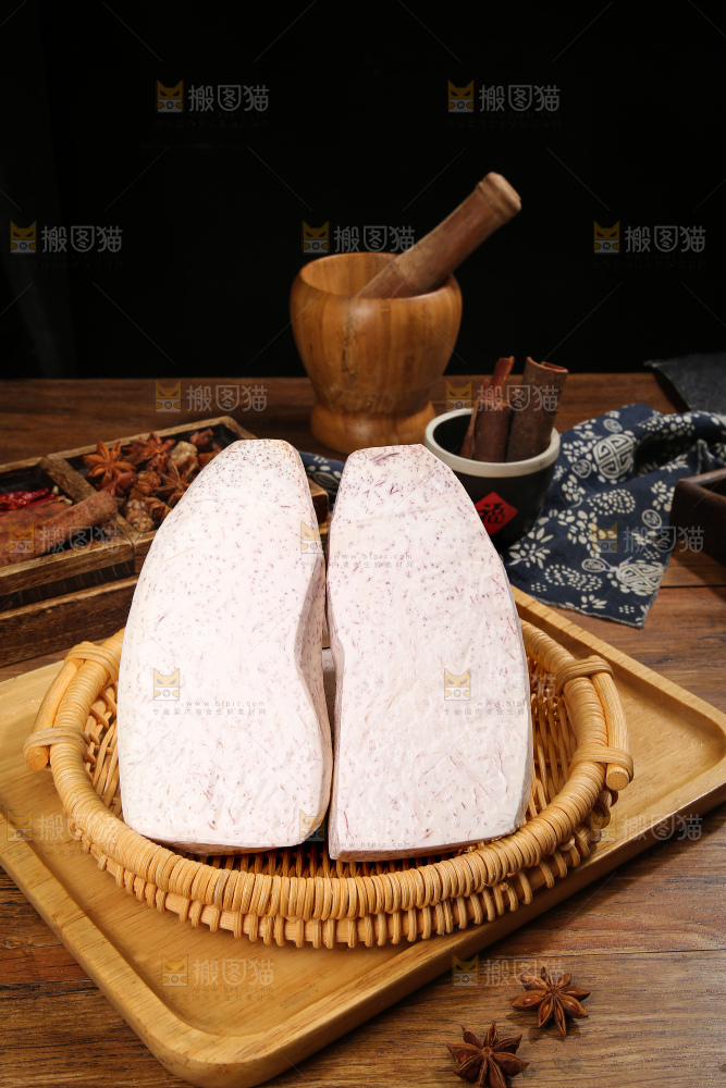深底上的去皮芋头块