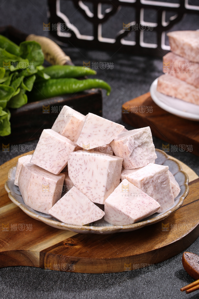 深底上的去皮芋头块