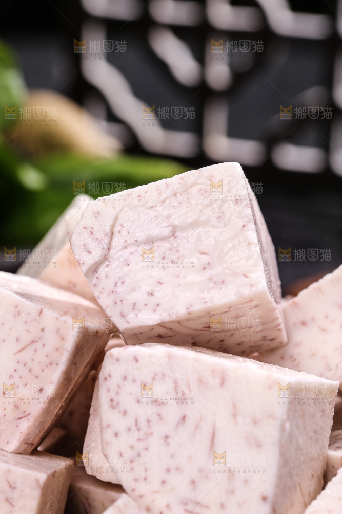 深底上的去皮芋头块