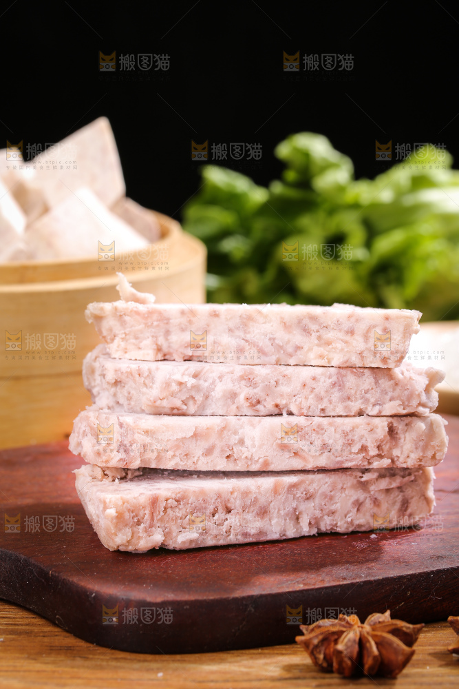 深底上的去皮芋头块
