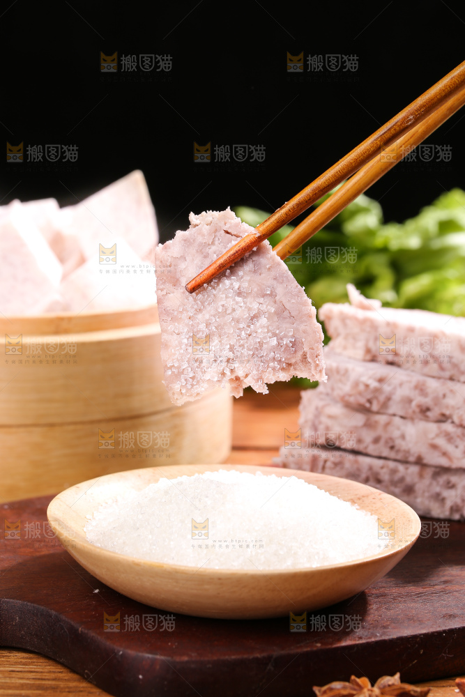 深底上的去皮芋头块