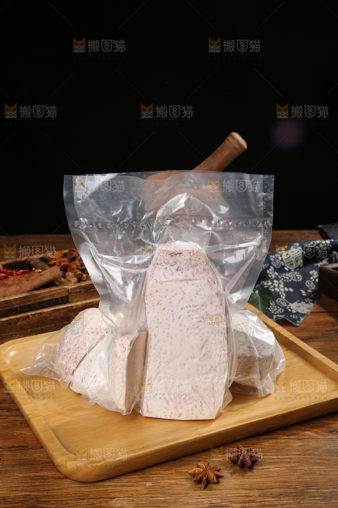 深底上的去皮芋头块