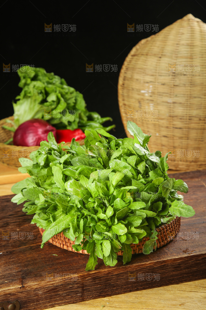 木底上的荠菜