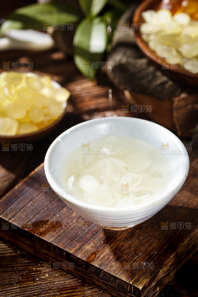 深底上的皂角米
