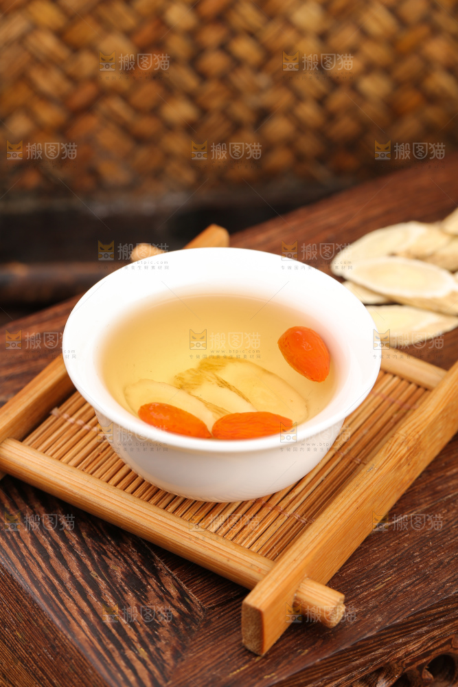 杯子里的黄芪茶