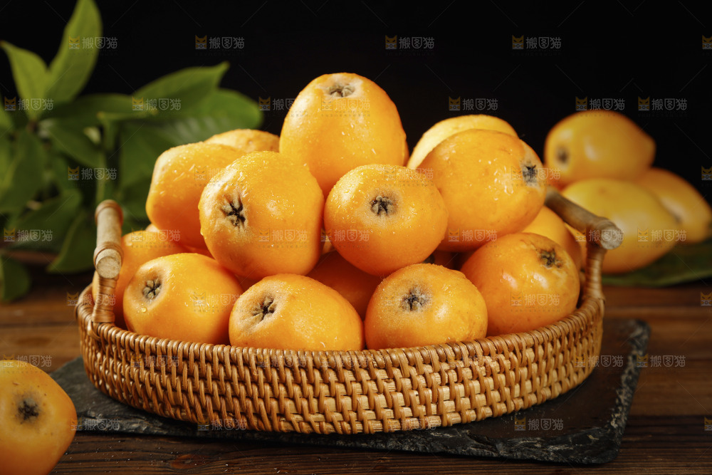 深底上的枇杷