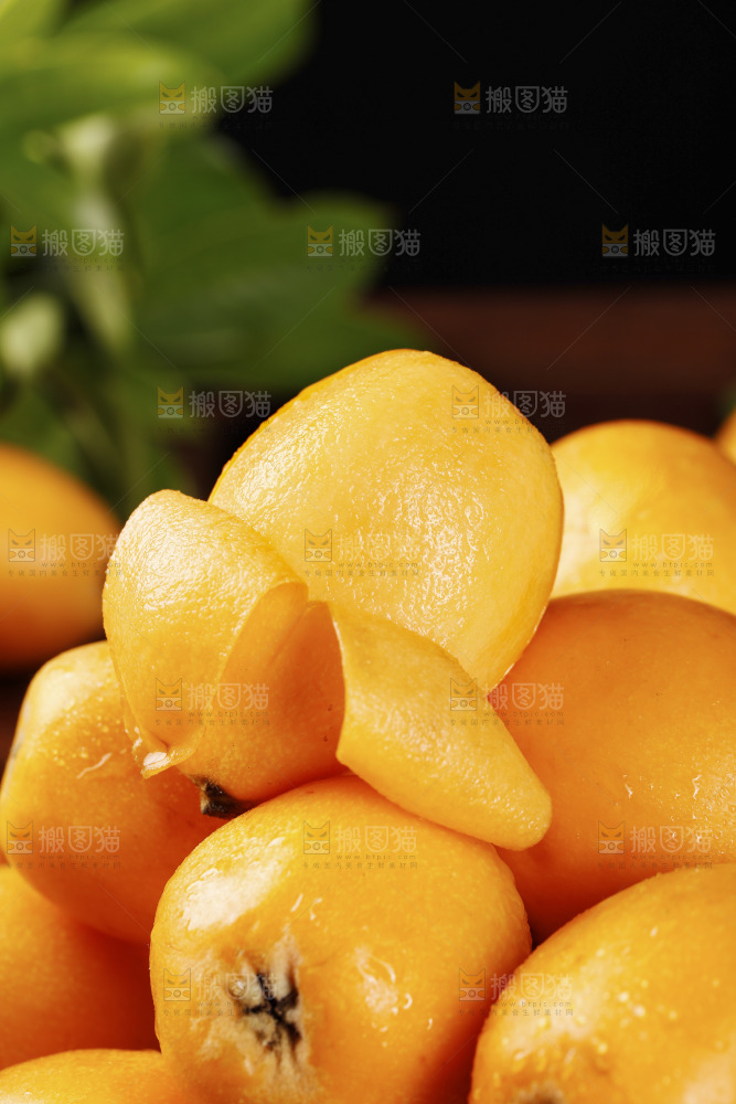 深底上的枇杷