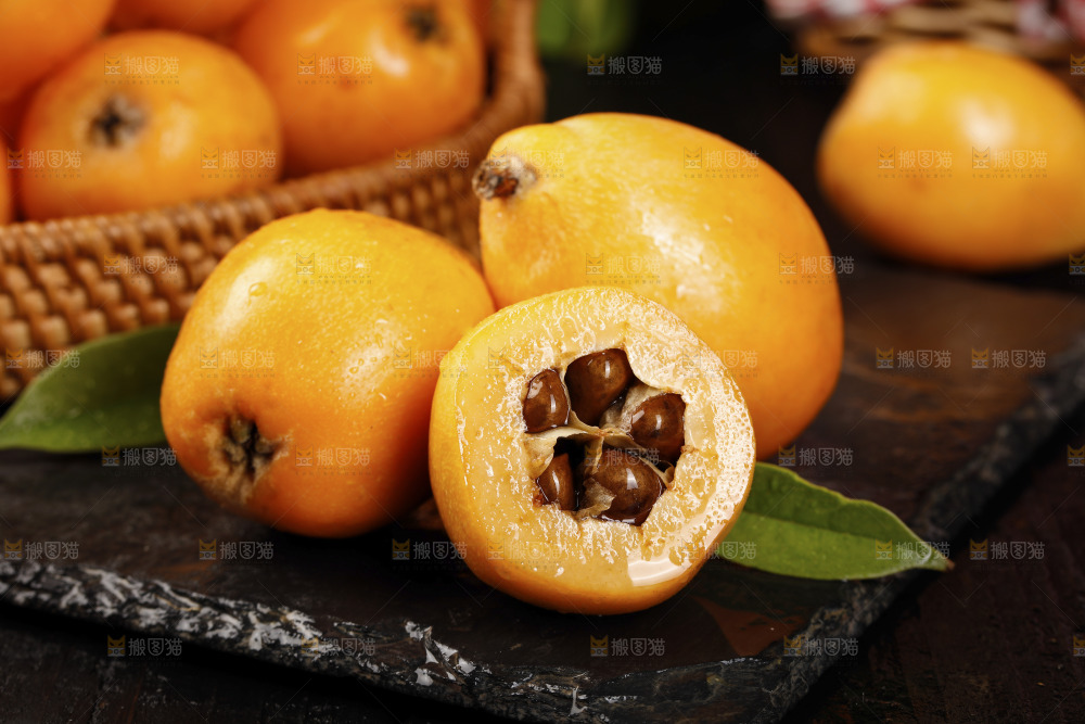深底上的枇杷