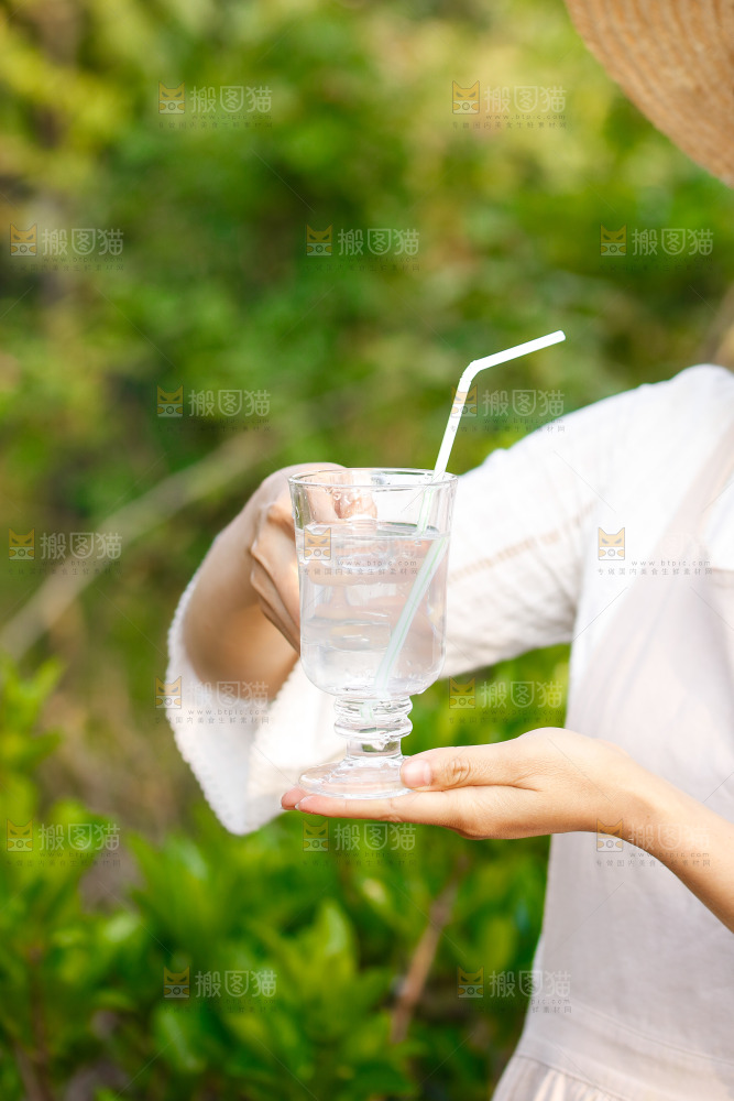 手里拿着椰青