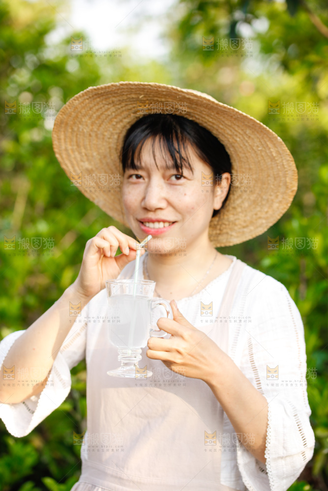 手里拿着椰青