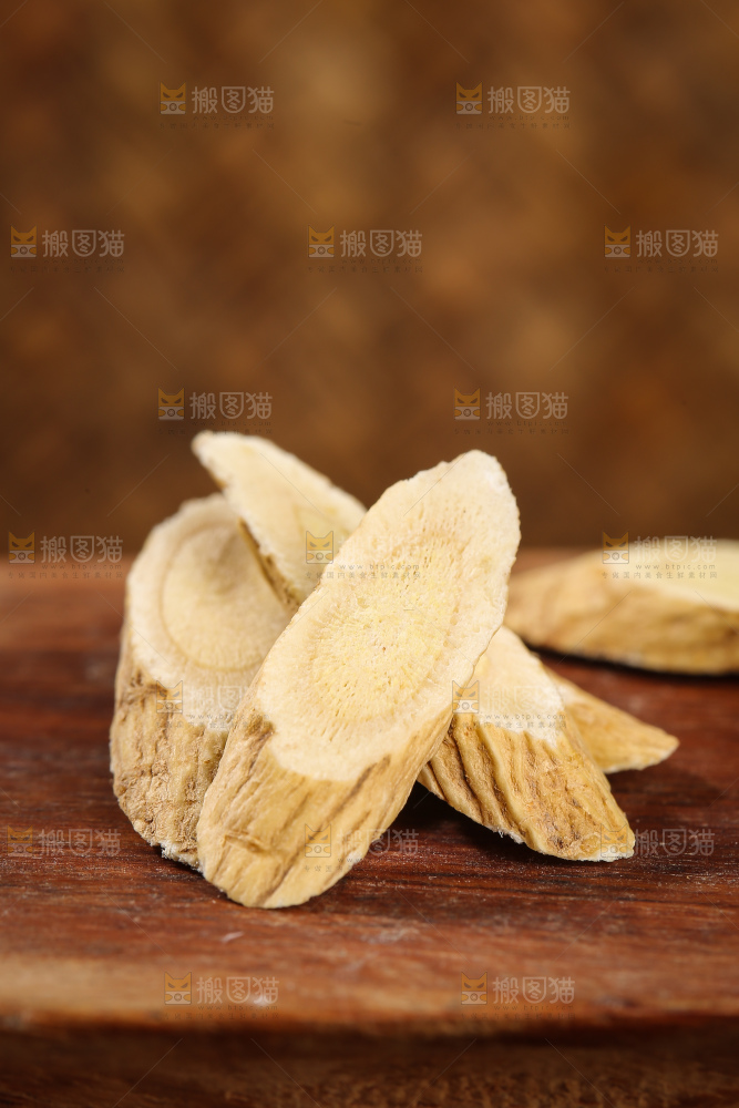 深底上的黄芪片