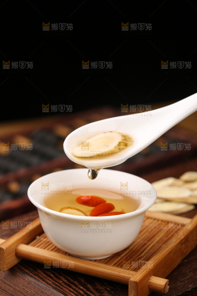 杯子里的黄芪茶