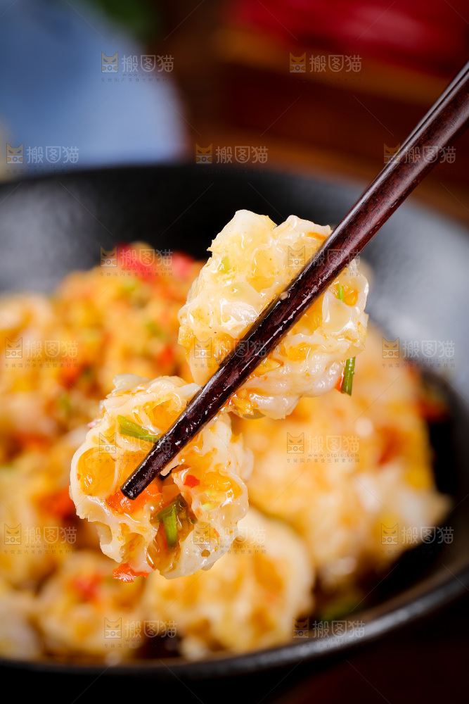 深底上的凉拌面藕