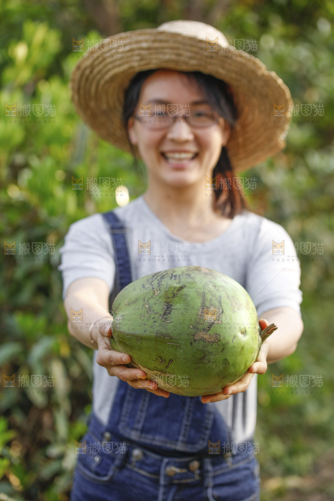 手里拿着椰青