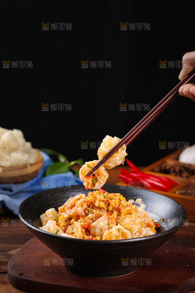 深底上的凉拌面藕
