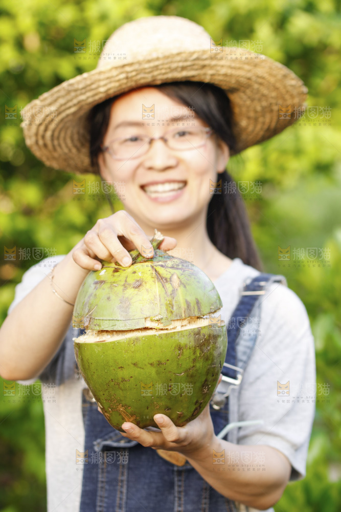 手里拿着椰青