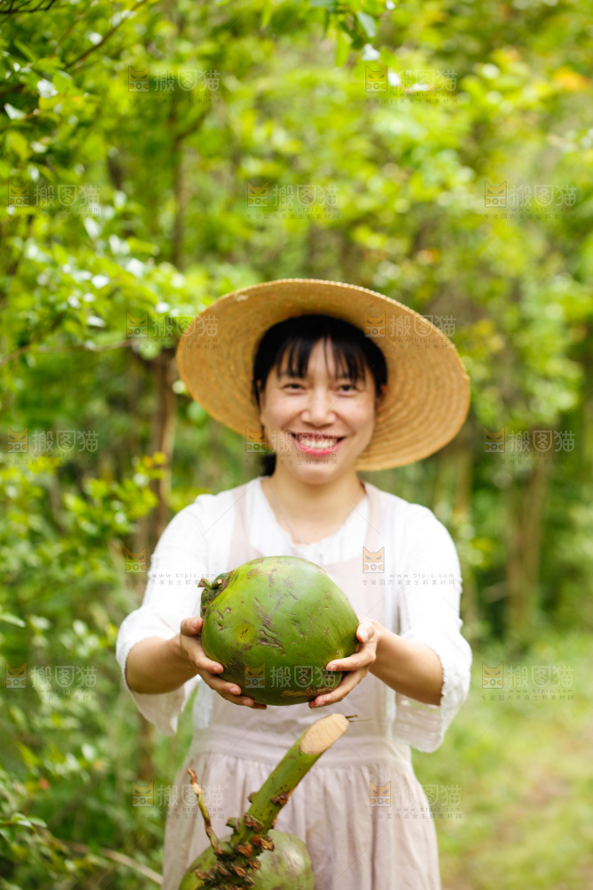 手里拿着椰青