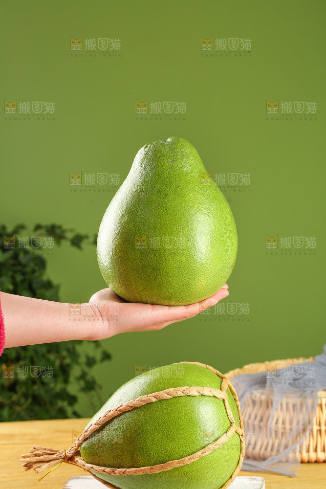 浅底上的红宝石青柚