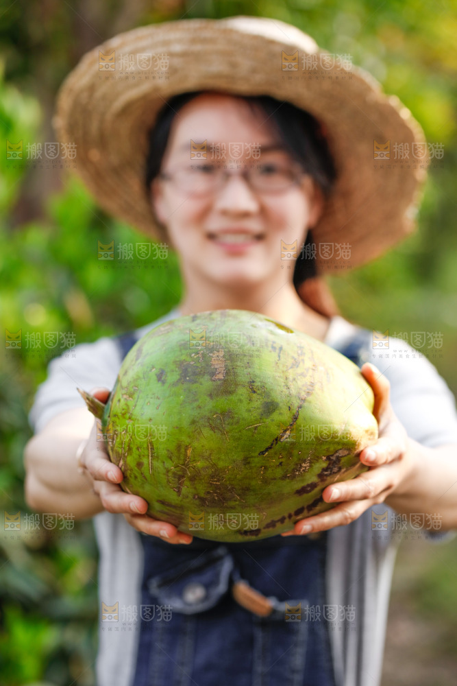 手里拿着椰青