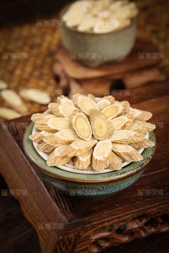 深底上的黄芪片