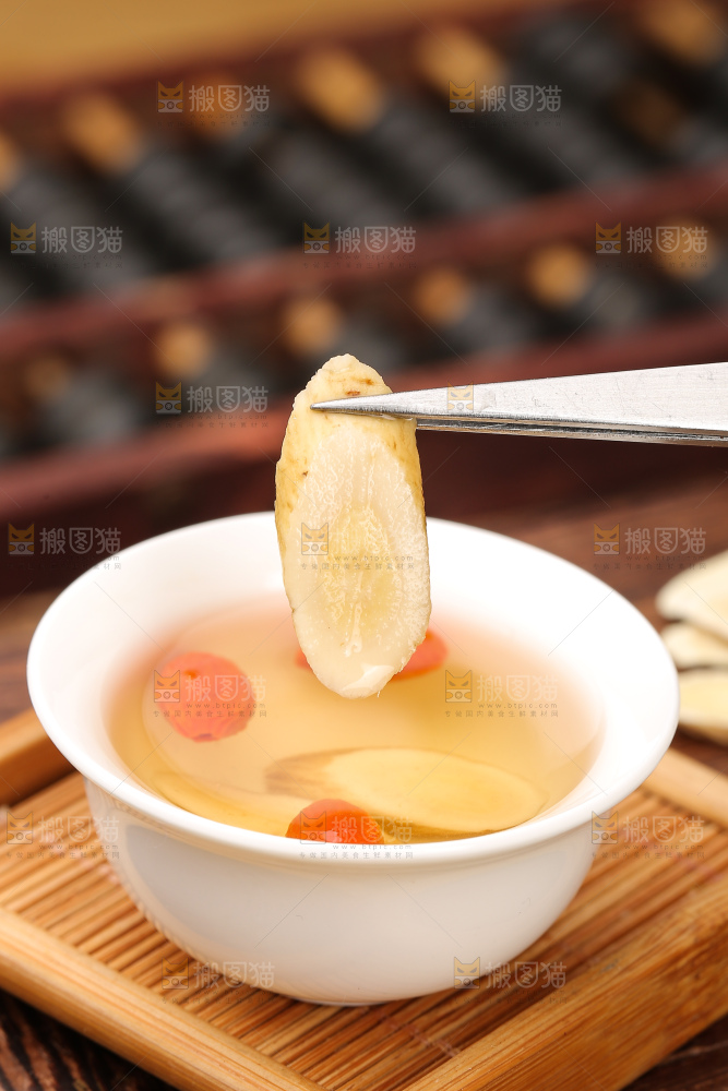 杯子里的黄芪茶