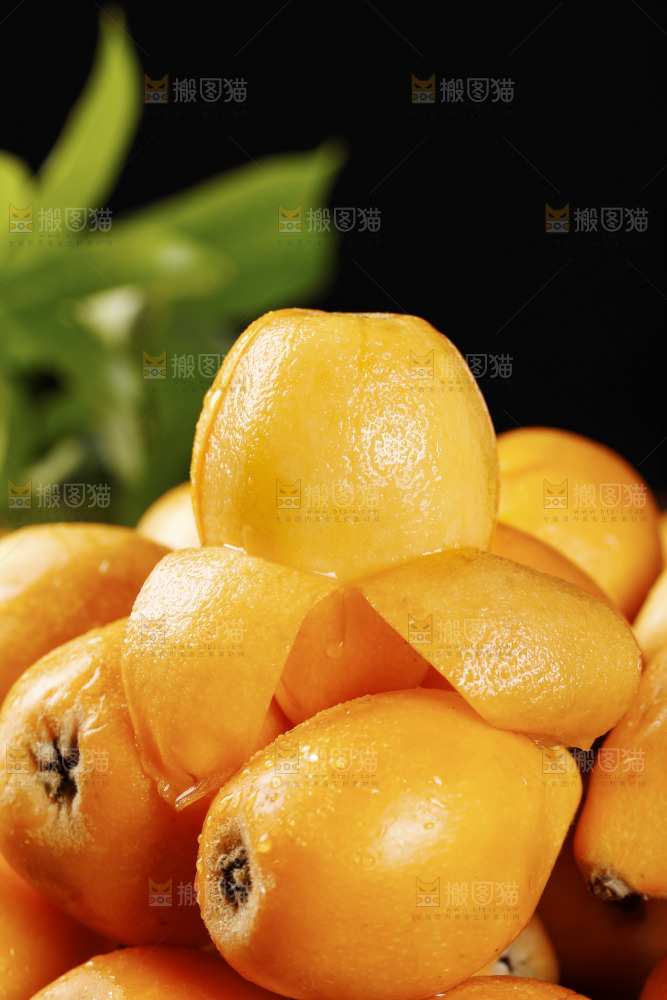 深底上的枇杷