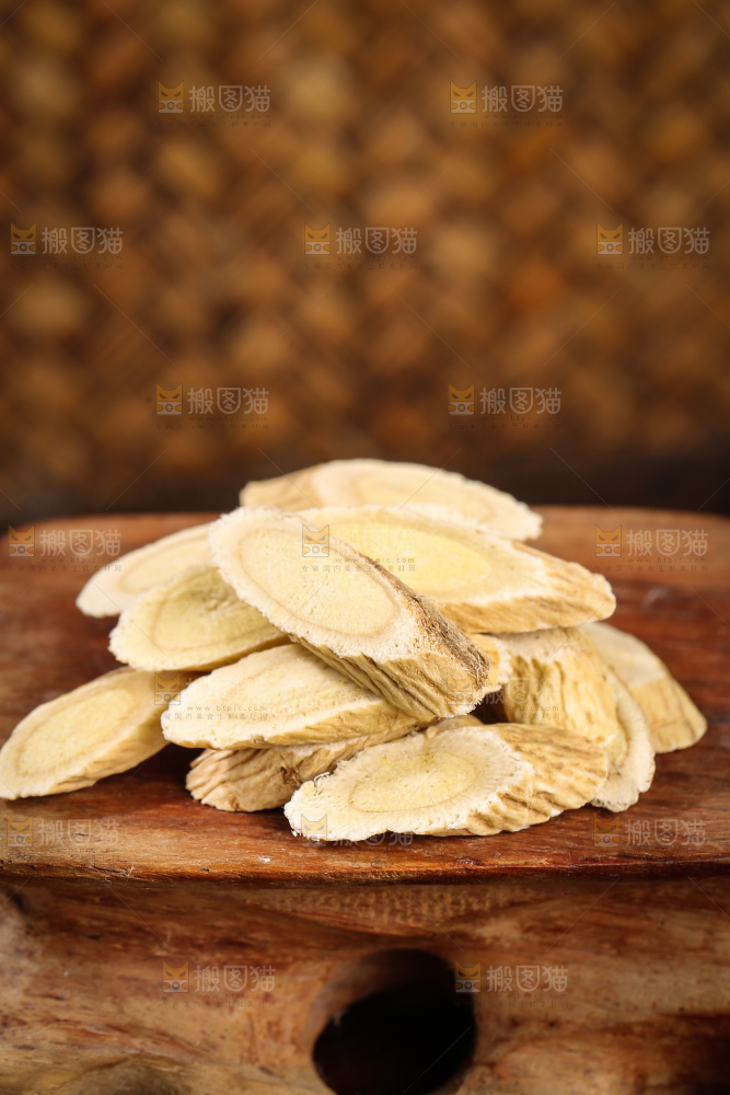 深底上的黄芪片