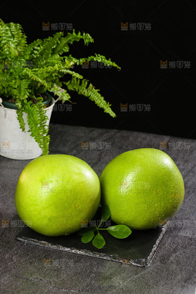 深底上的红宝石青柚