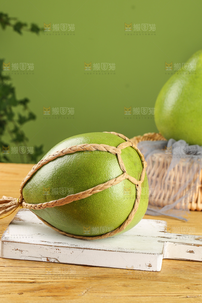 浅底上的红宝石青柚