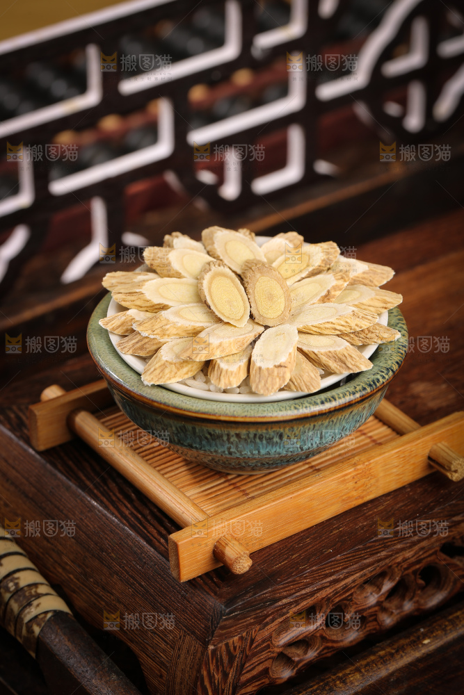 深底上的黄芪片