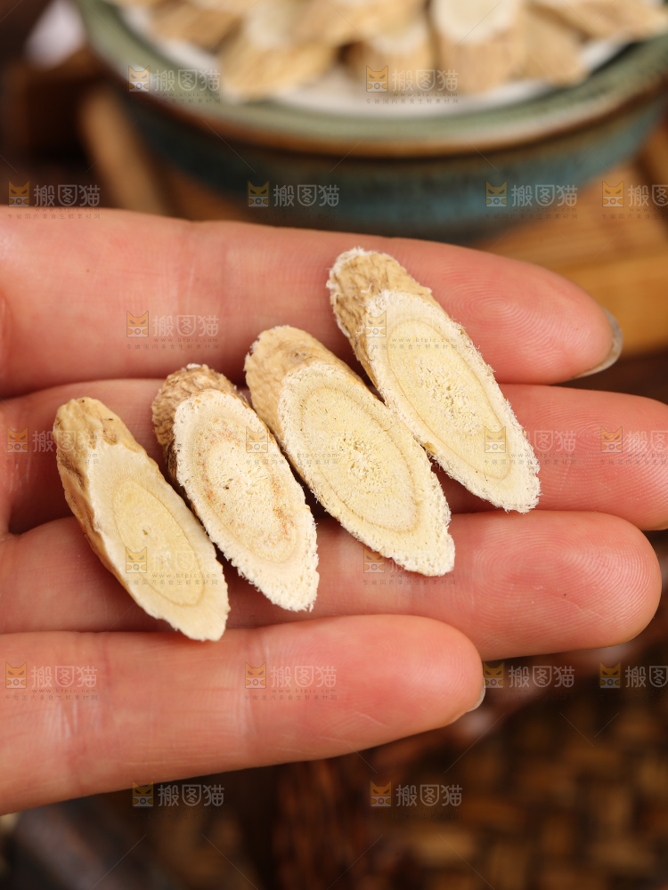 深底上的黄芪片