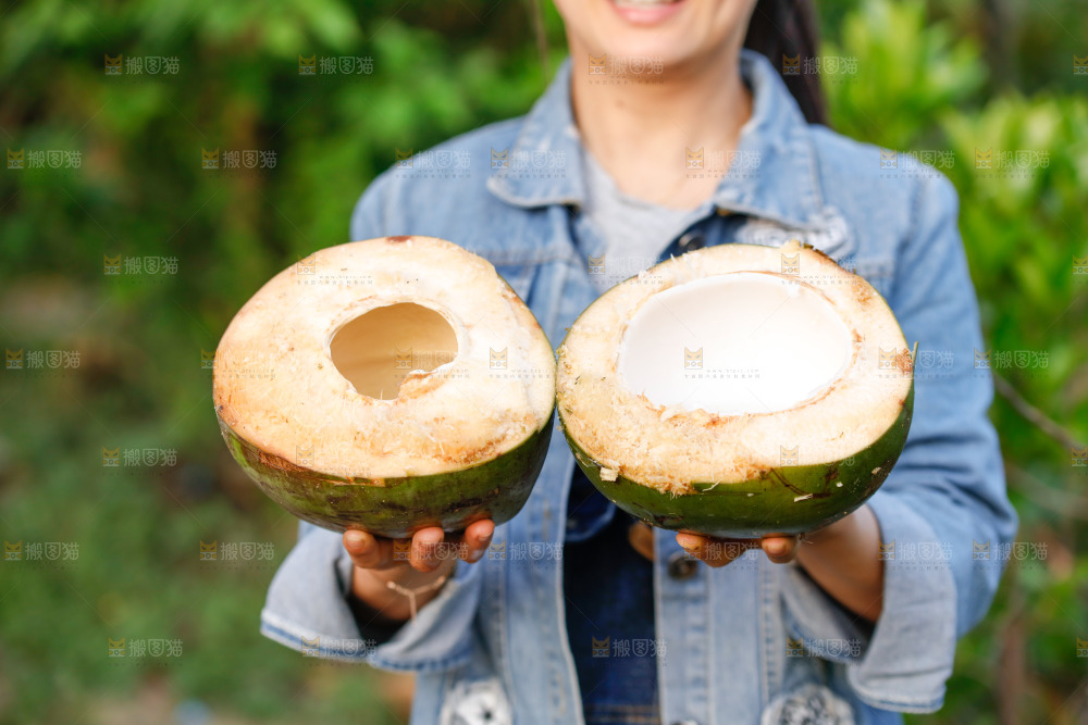 手里拿着椰青