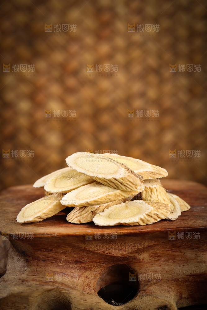 深底上的黄芪片