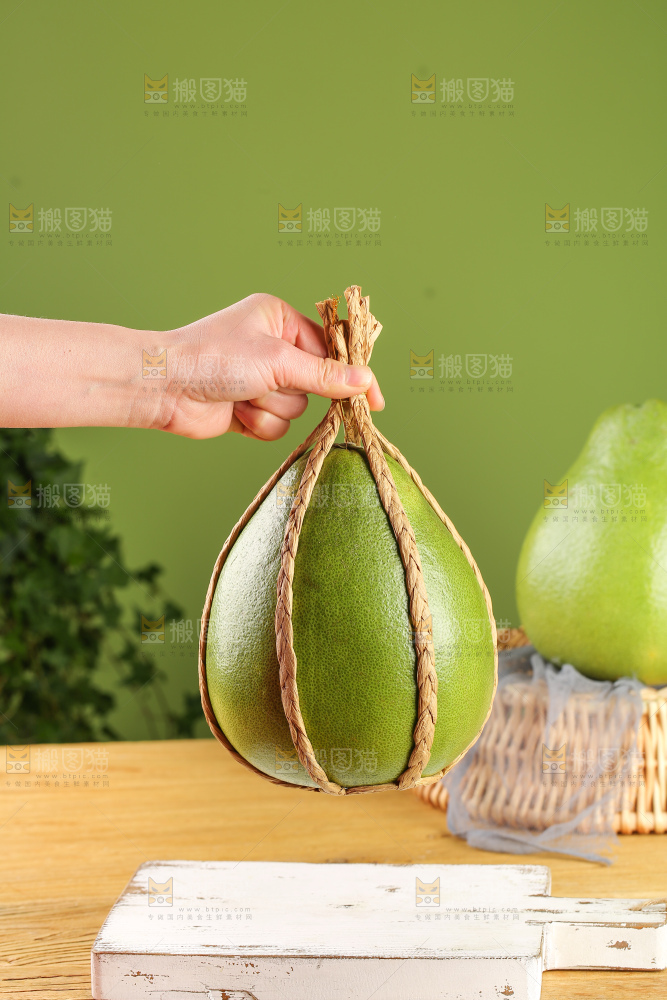 浅底上的红宝石青柚