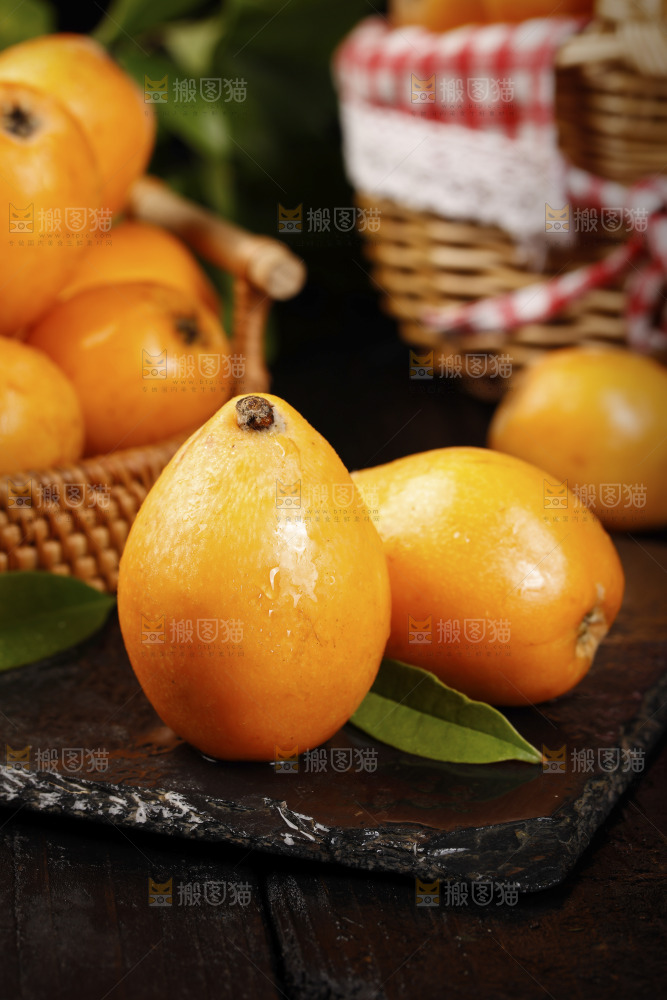 深底上的枇杷
