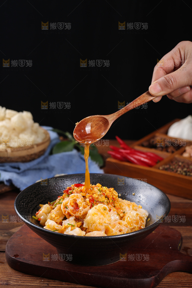 深底上的凉拌面藕