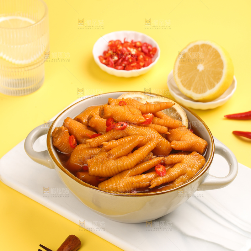 浅底上的酸辣鸡爪